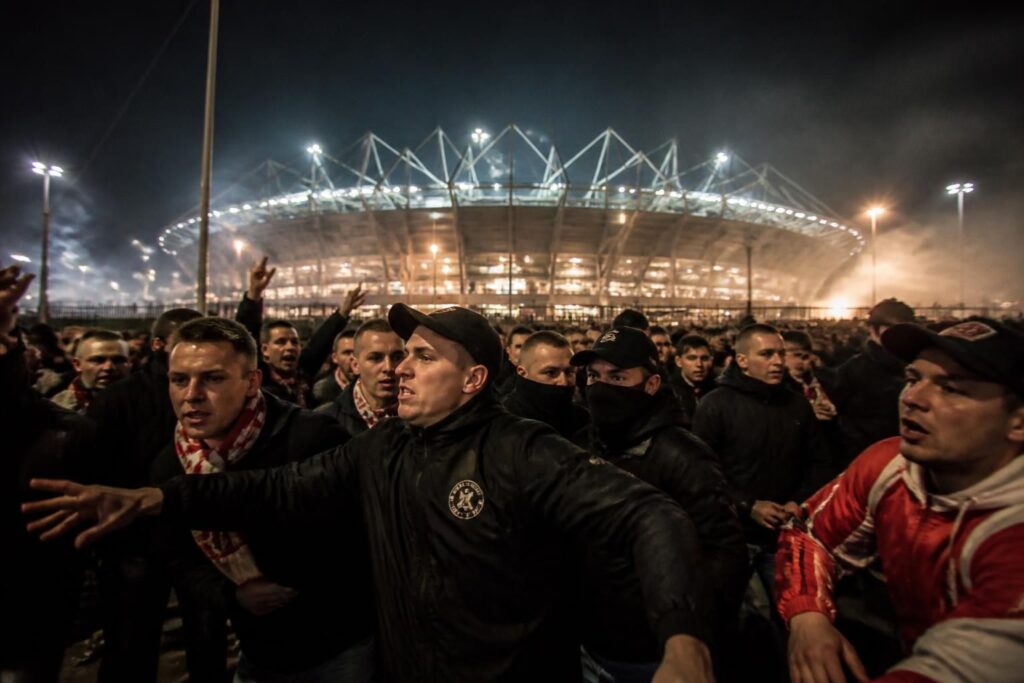 découvrez notre sélection des 10 meilleurs films sur les hooligans qui changent votre regard sur le sport et ses rivalités intenses.